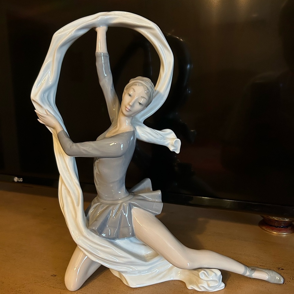 Collectible Nao by Lladro Spain Ballerina dancer with veil porcelain figurine
